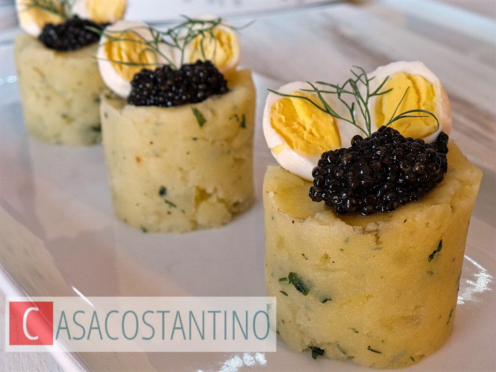Tortini di patate con caviale e uova di quaglia